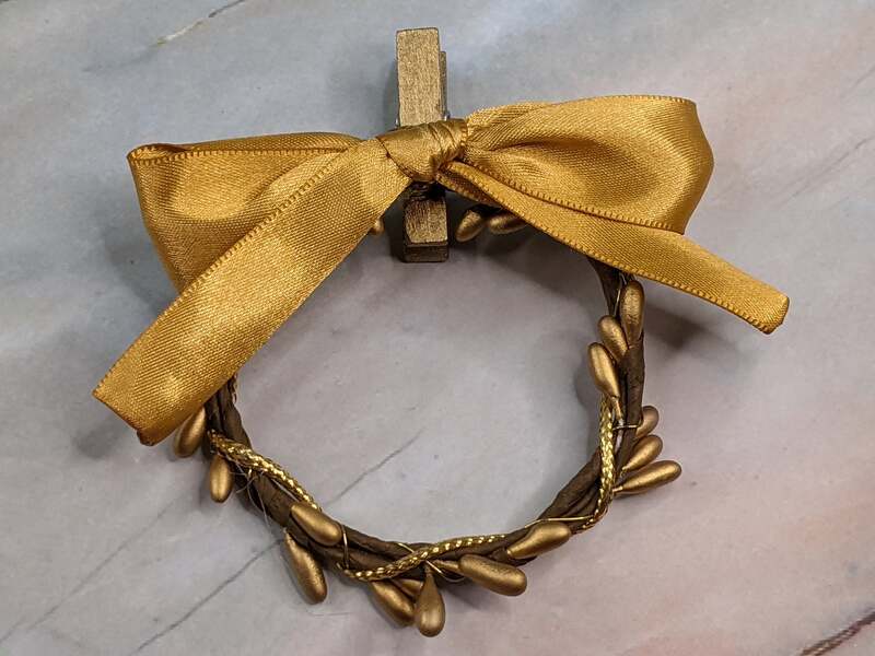 Golden Wreath Gift Clip