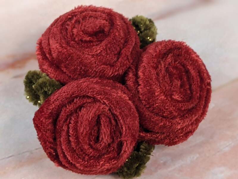 Red Velvety Rose Trio Gift Clip